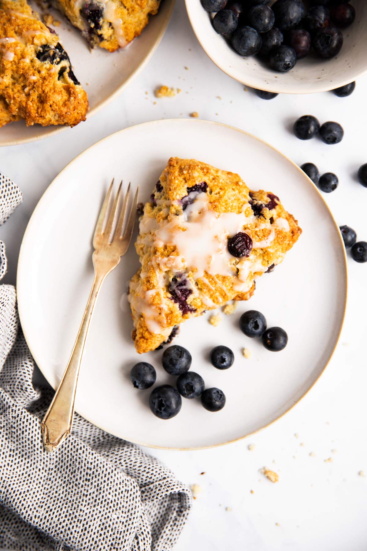 Scone mit Heidelbeeren auf einem Teller