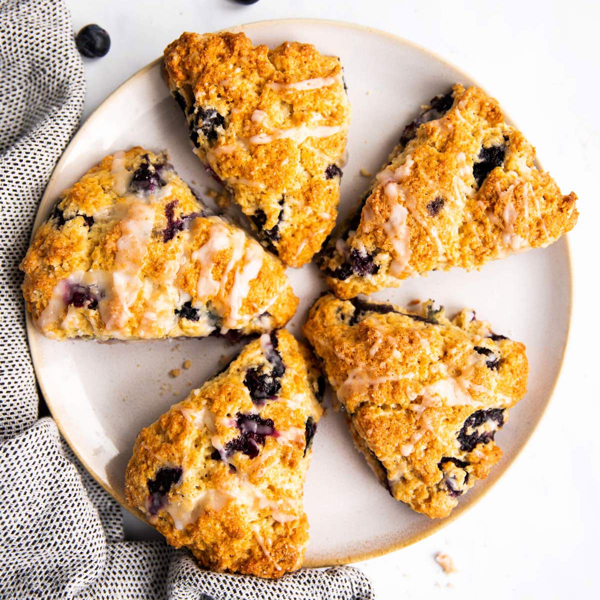 Bild von 5 Blaubeer Scones auf einem Teller von Oben