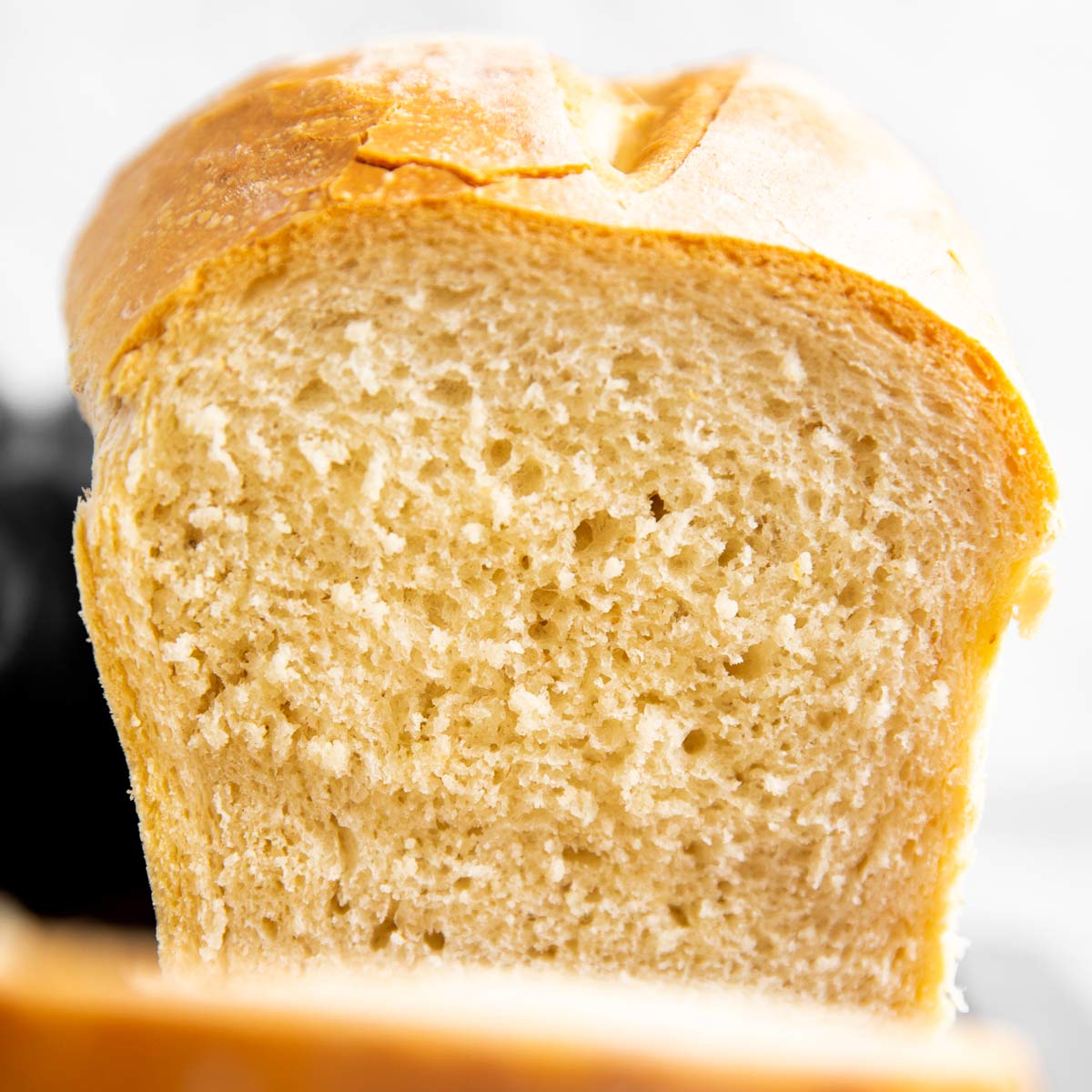aufgeschnittener Laib Brot