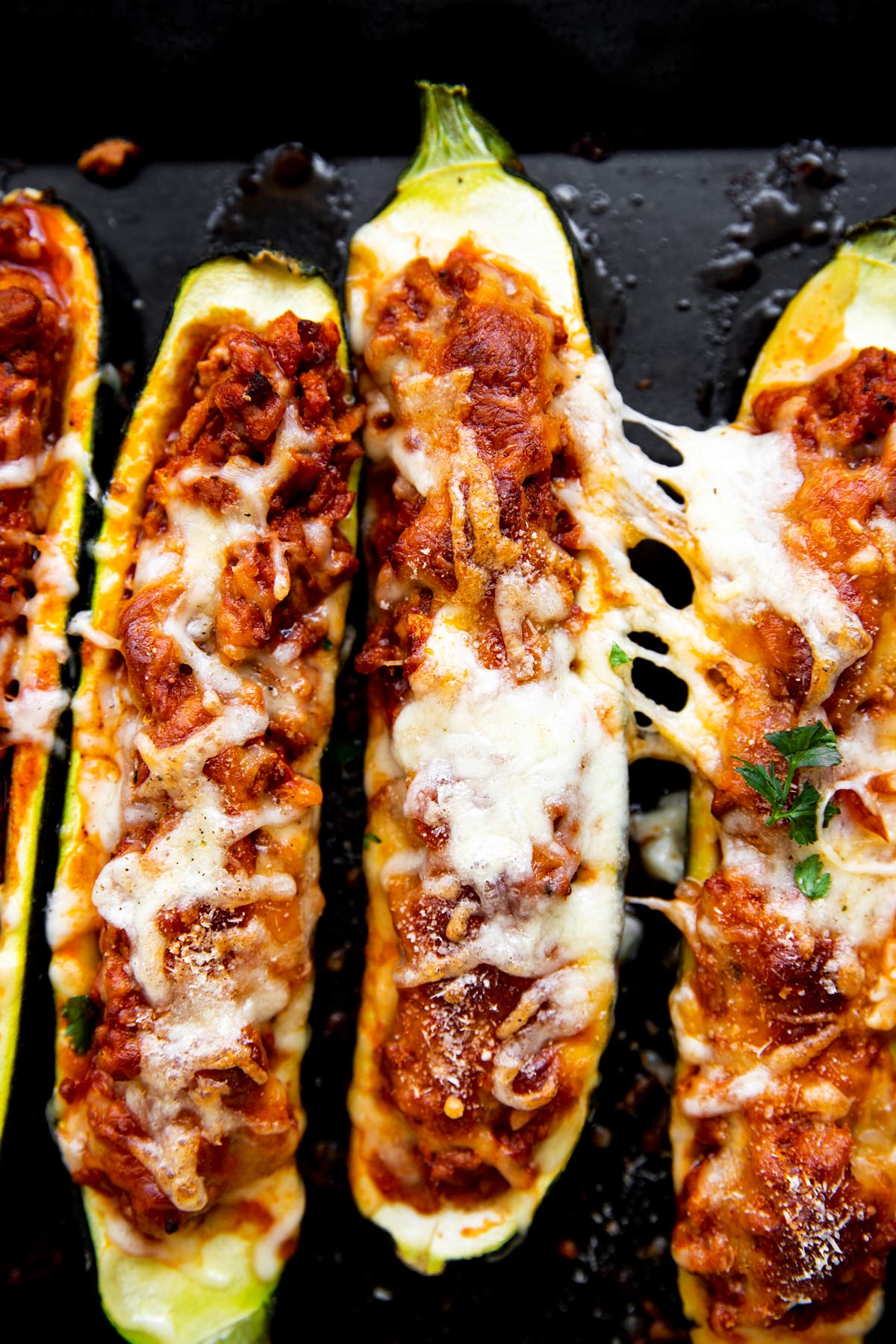 Nahaufnahme von gefüllten Zucchini mit Käse