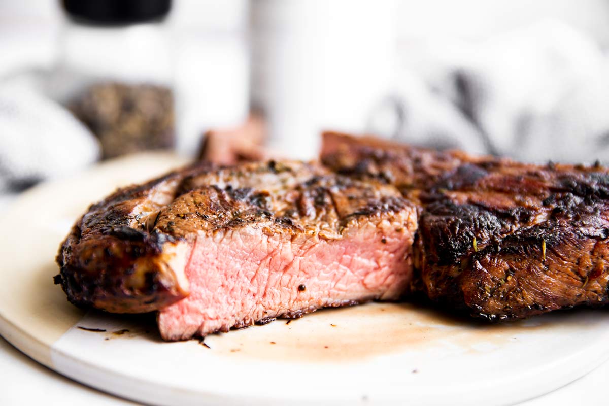 aufgeschnittenes Steak auf einer Platte