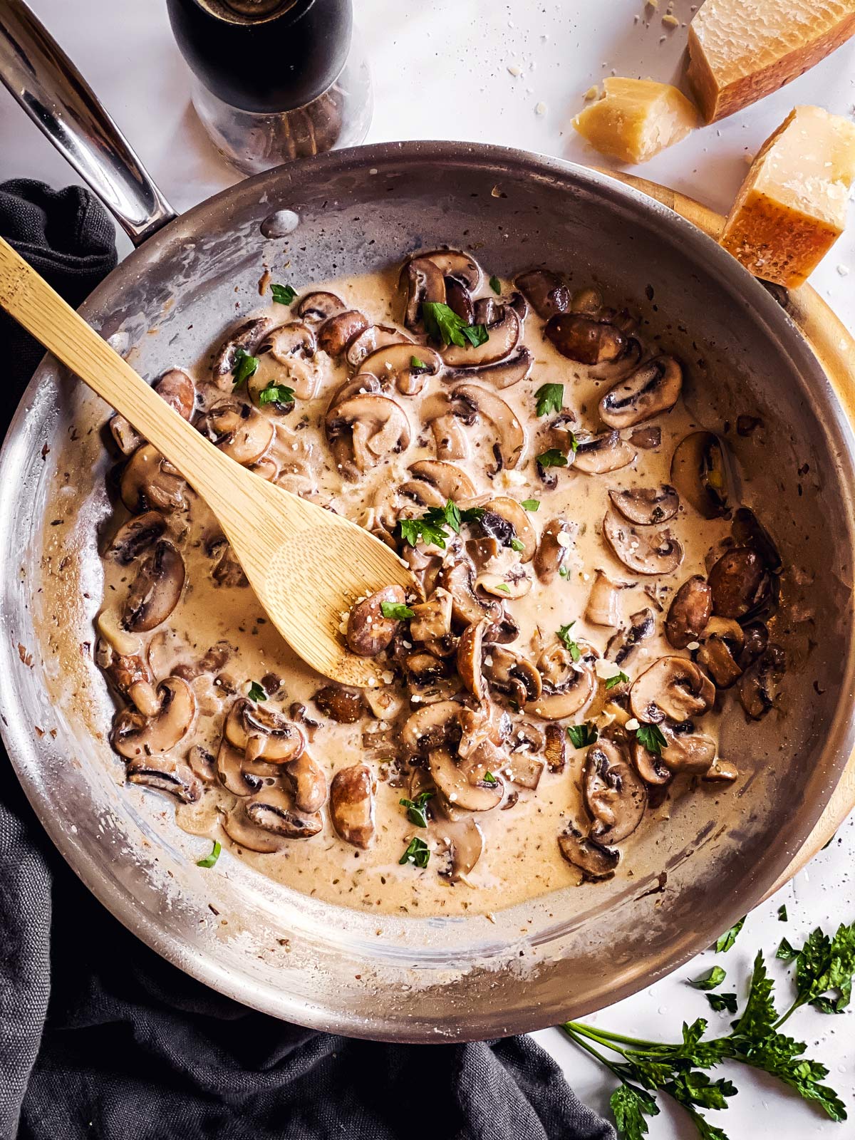 Bratpfanne mit Rahmchampignons von Oben