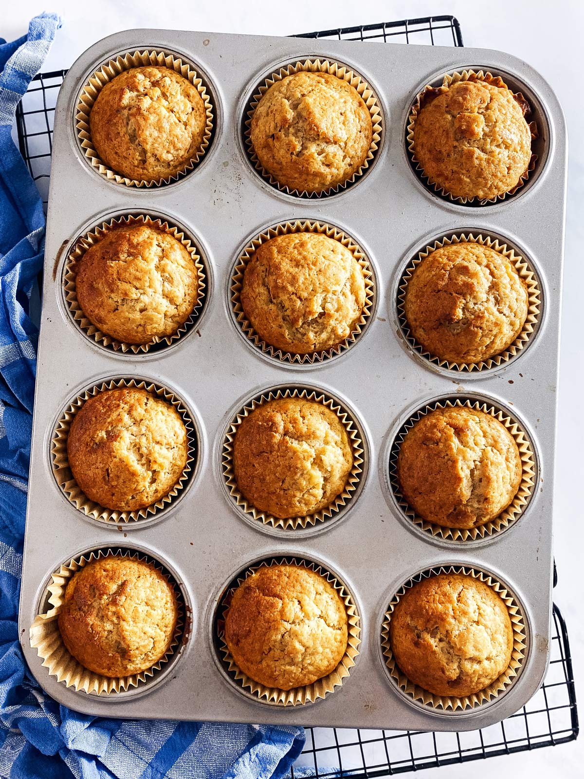 Muffinblech mit gebackenen Bananenmuffins