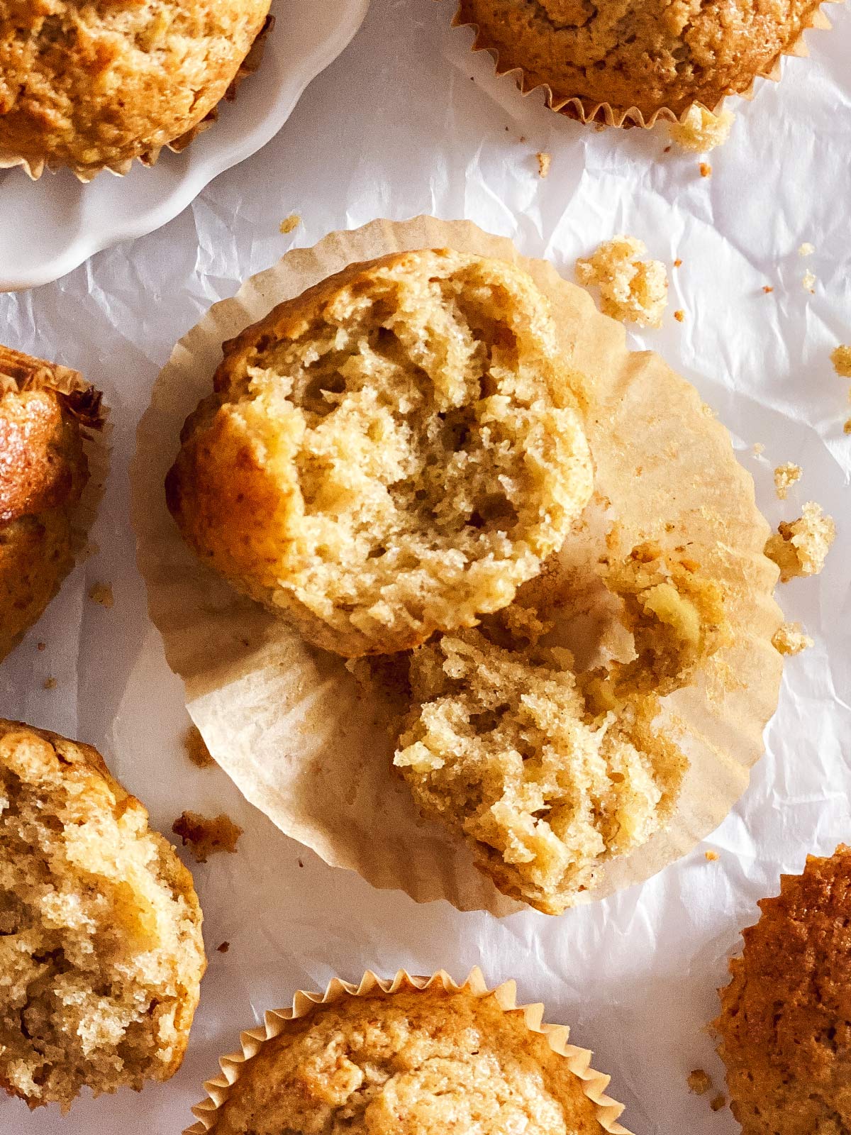 angebrochener Bananenmuffin auf einem Muffinpapier