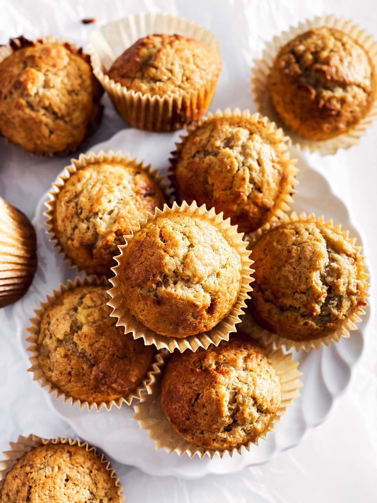 weisser Teller mit Bananenmuffins von Oben