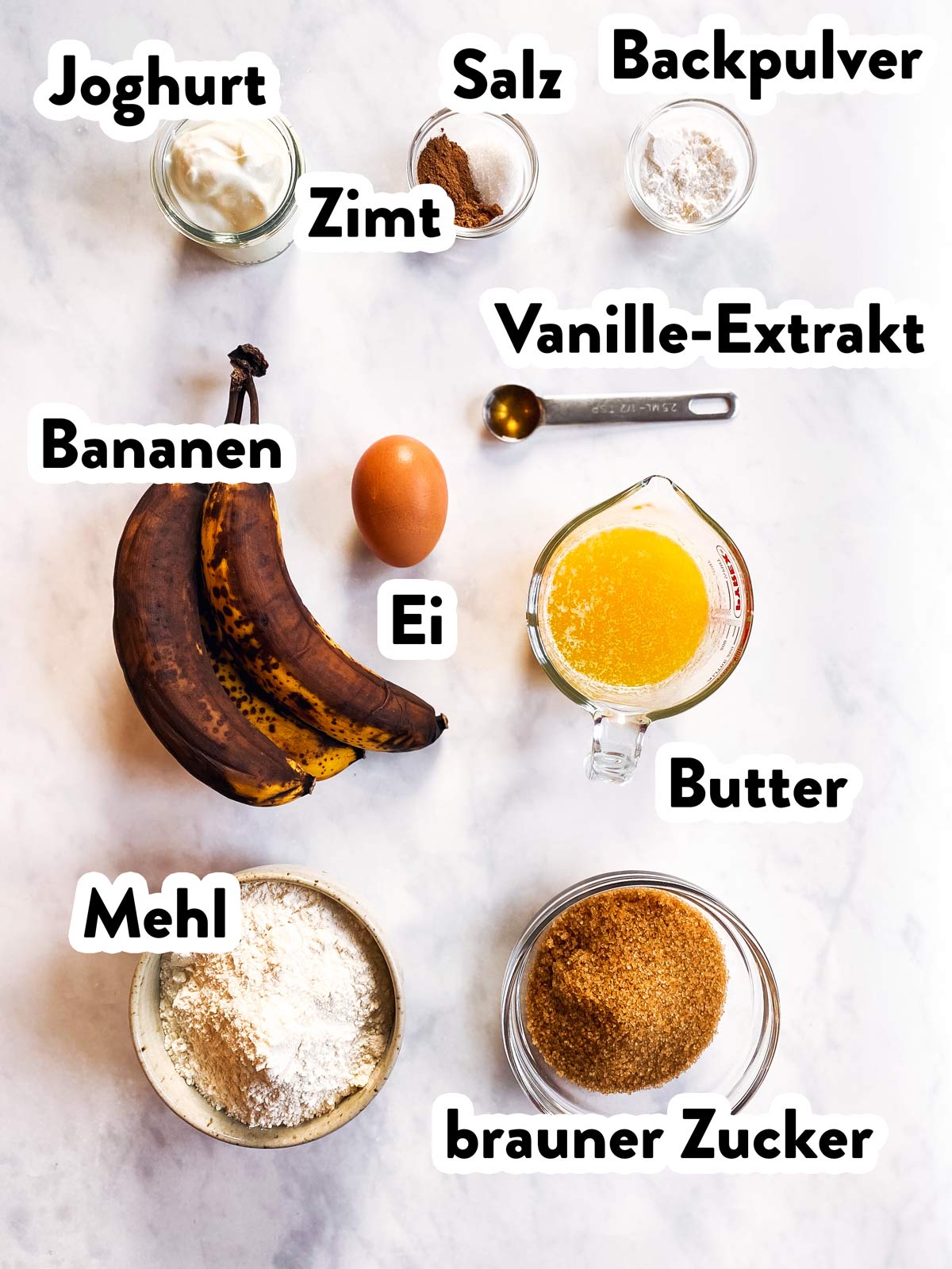 Zutaten für Bananenmuffins mit Beschriftung