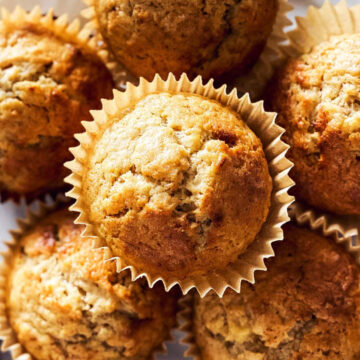 weisser Teller mit Bananenmuffins von Oben