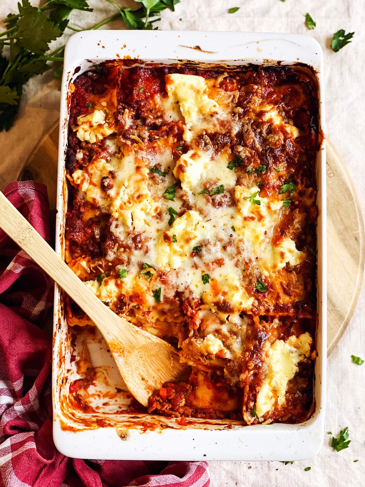 weisse Ofenform mit Ravioli Lasagne von Oben