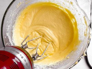 Ansicht von Oben auf aufgeschlagenen Butter, Eier und Zucker in Schüssel
