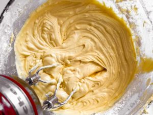 Ansicht von Oben auf Rührteig für Zitronenkuchen in Schüssel